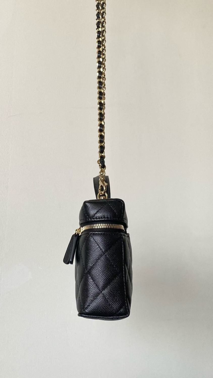 CHANEL 25P Women's Black Heart-Shaped Rhinestone Buckle with Brand Logo. Litchi Leather Shoulder/Crossbody Bag #81935L