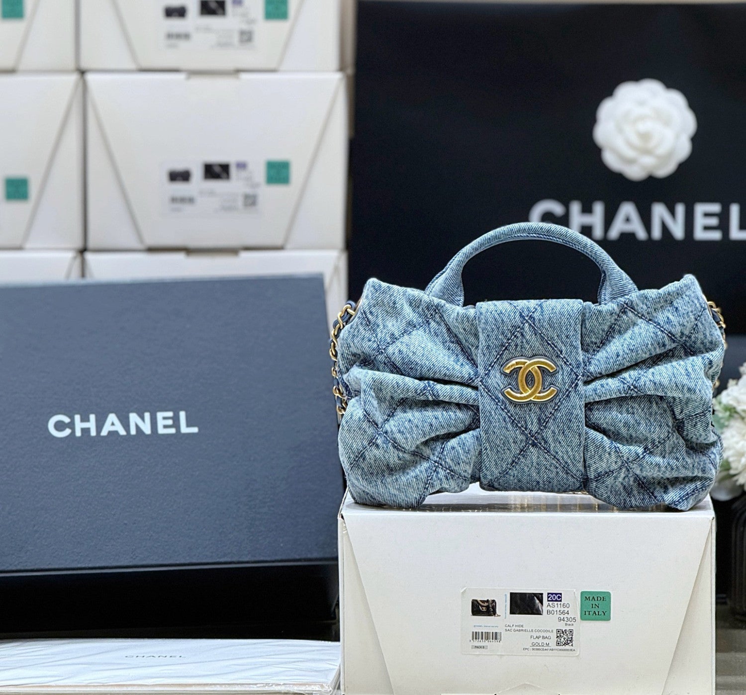 Chanel 25k Runway Bow Bag Bow Shaped Stylish And Unique Available In Medium And Small Sizes Bag Bags #197476