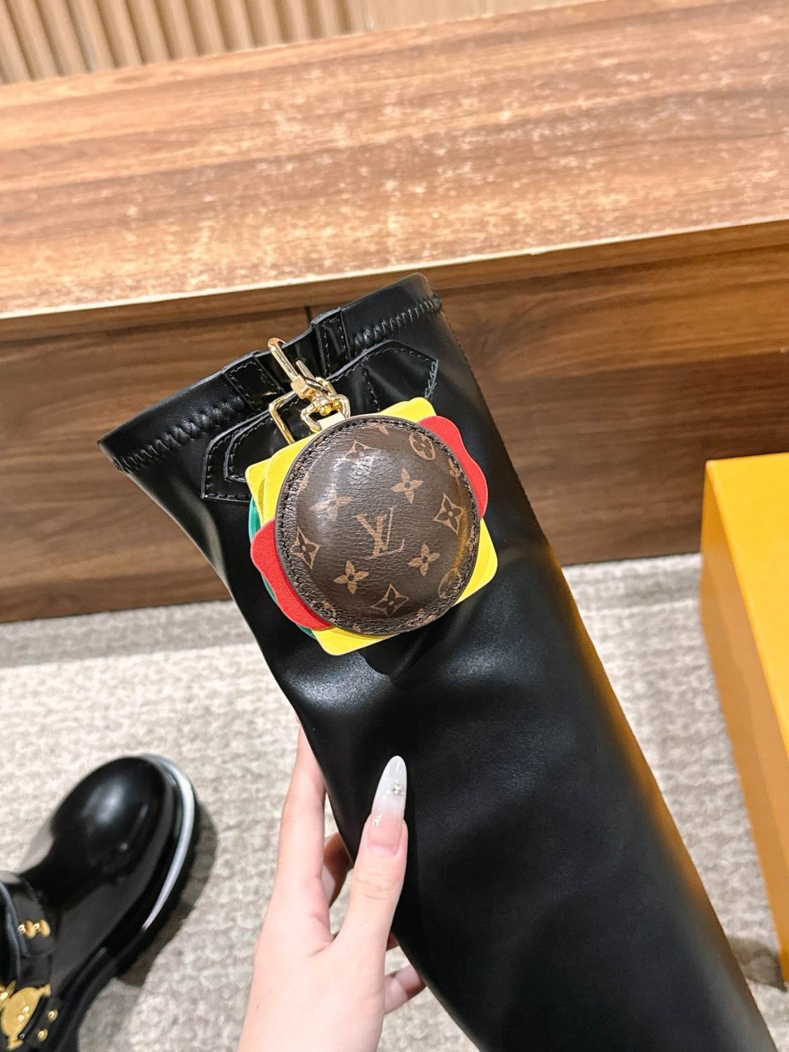 Louis Vuitton x Timberland Men's & Women's Fall/Winter Glossy & Matte Leather Solid Color High-Top Boots - Casual Zipper Round-Toe Shoes Hamburger Bag Detail Ngvp #2533