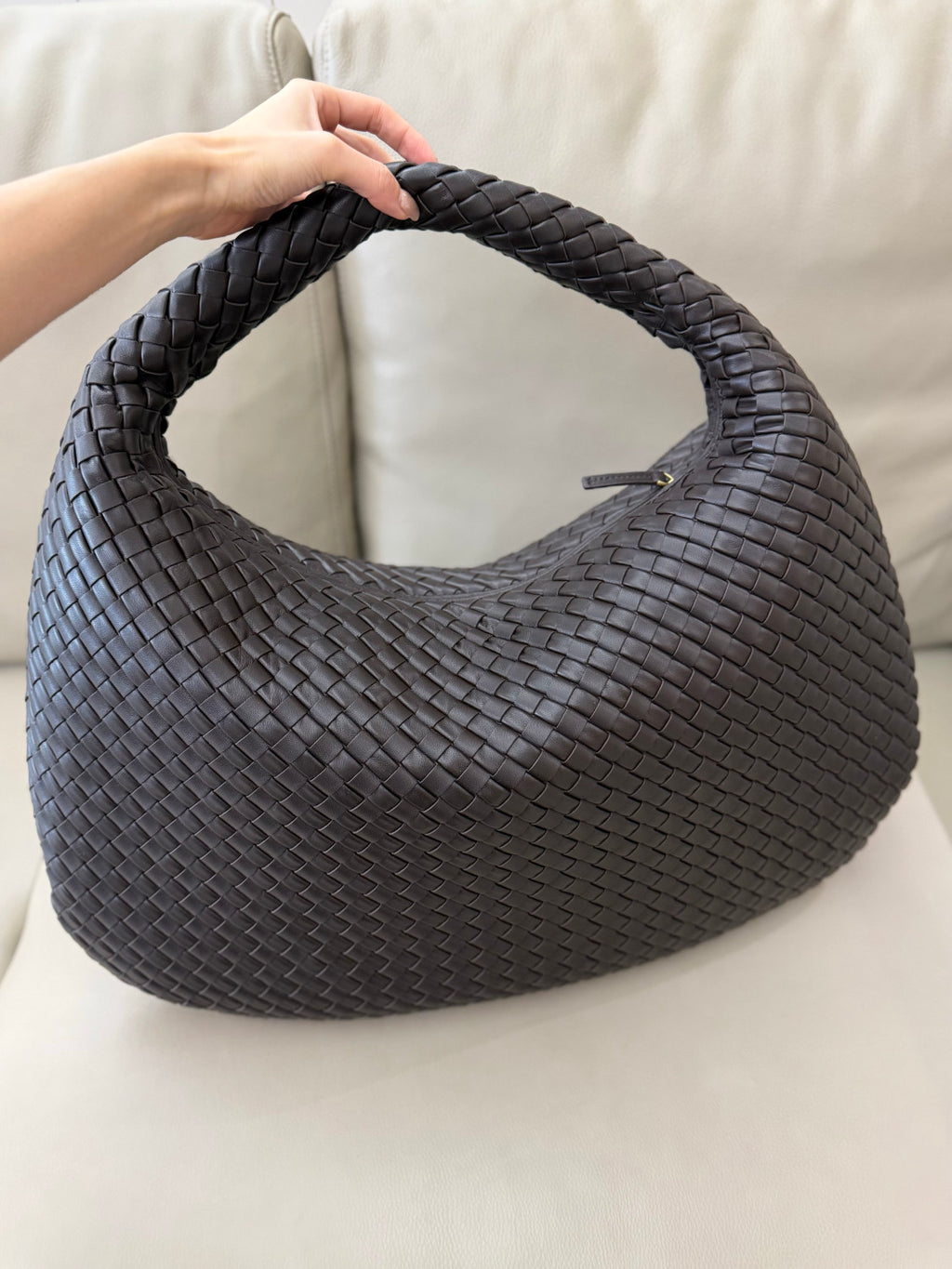 Bottega Veneta Large Maxi Veneta Bag Chocolate Brown Clutch 1.2cm Padded Intrecciato Nappa Lambskin Weave Elegant Fashionable Classic Clutch Handle Height: 18cm 856736V66V02190 #195639