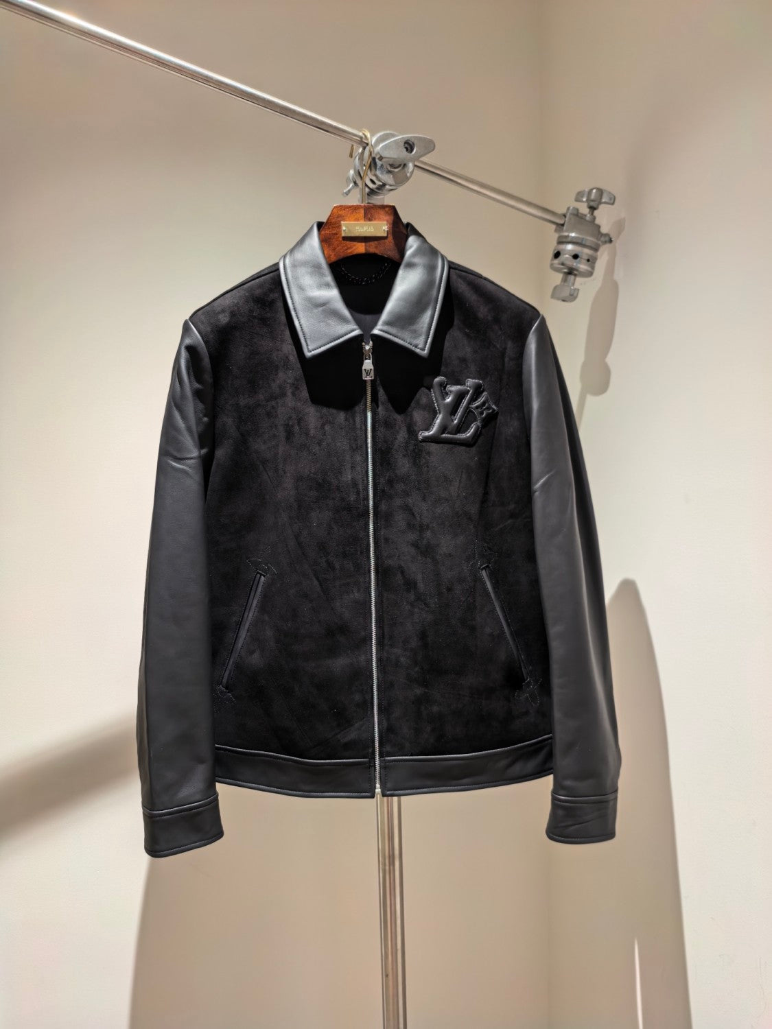 Louis Vuitton Men's Solid Color Autumn/Winter Logo Print Sheepskin Patchwork Long Sleeve Zipper Jacket #77971