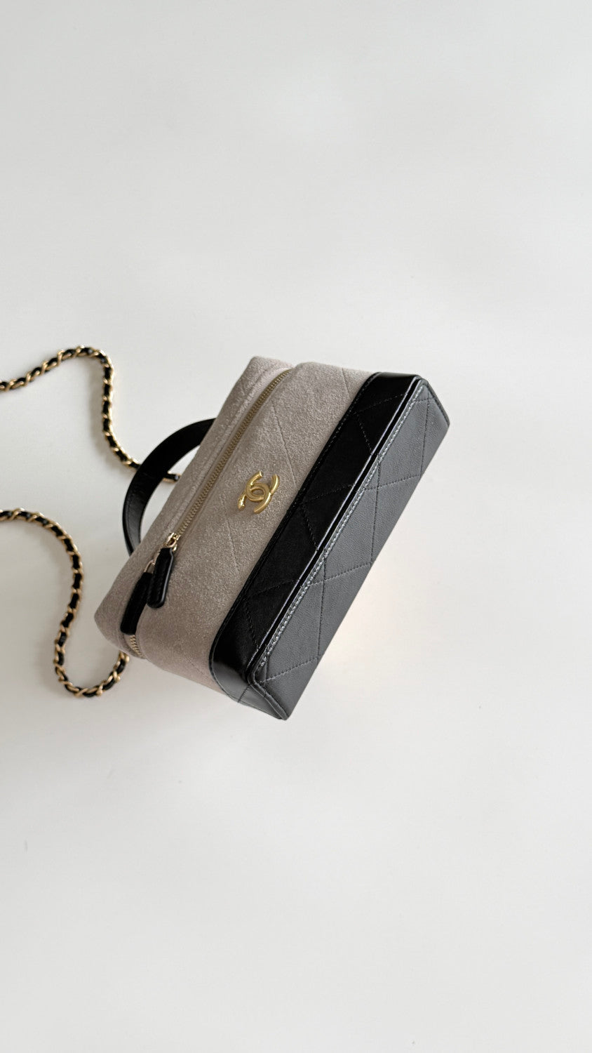Chanel Vanity With Chain Suede Calfskin Shiny Lambskin Gold-tone Metal #379884