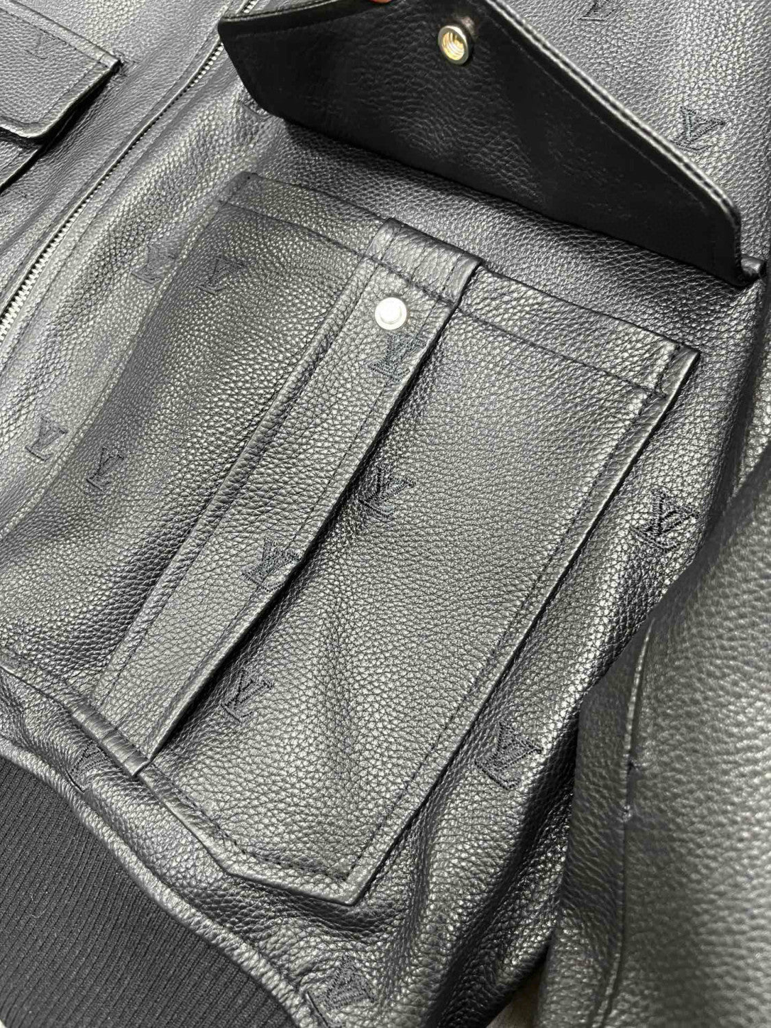 Louis Vuitton Men's Fall/winter Pilot Drawstring Jacket Solid Color Logo Jacquard Hair Collar Colorblocking Leather Jacket Back With Vents #73354