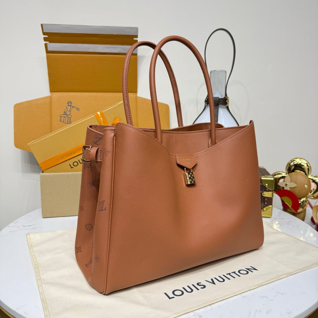 Louis Vuitton Vendôme Medium Handbag Vendome  M26501 Brown M26338 Black Chip Monogram Engraved Padlock Fashionable Modern Clutch Tote Crossbody Bag #195566