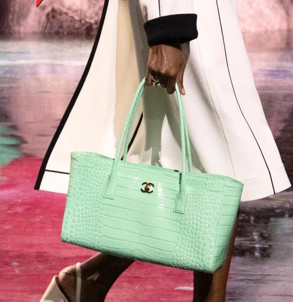 Chanel Spring/Summer 2026 Crocodile-Embossed Leather Handbag Classic Double C Metal Logo Stylish and Elegant Large-Capacity Clutch Bags Bag #195597