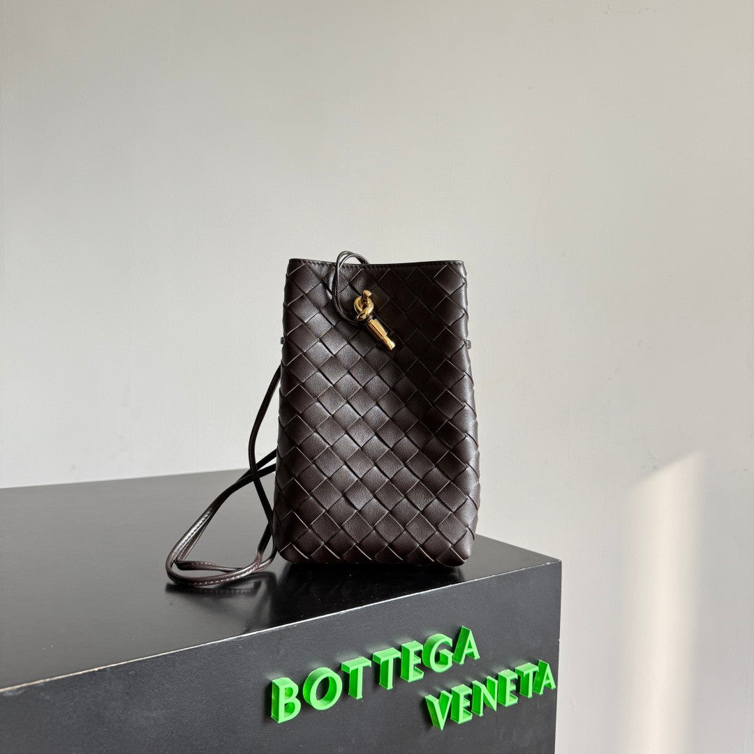 Bottega Veneta Andiamo Mobile Phone Clutch: Intrecciato-woven Leather Clutch Women's Featuring An Iconic Knot Fastening Thin Shoulder Strap Casual Crossbody Style Elegant And Fashionable Bag Bags #196298