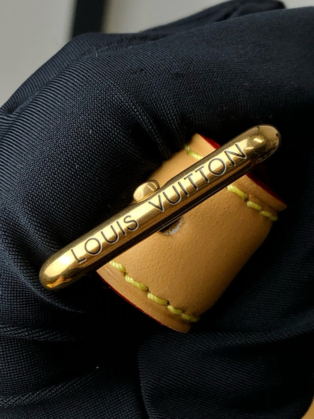 Louis Vuitton Women's Fashion Classic Yellow Logo Zipper Closure Leather Shoulder Bag Handbags In Small Medium And Large Sizes Crossbody Bag Bags #78662