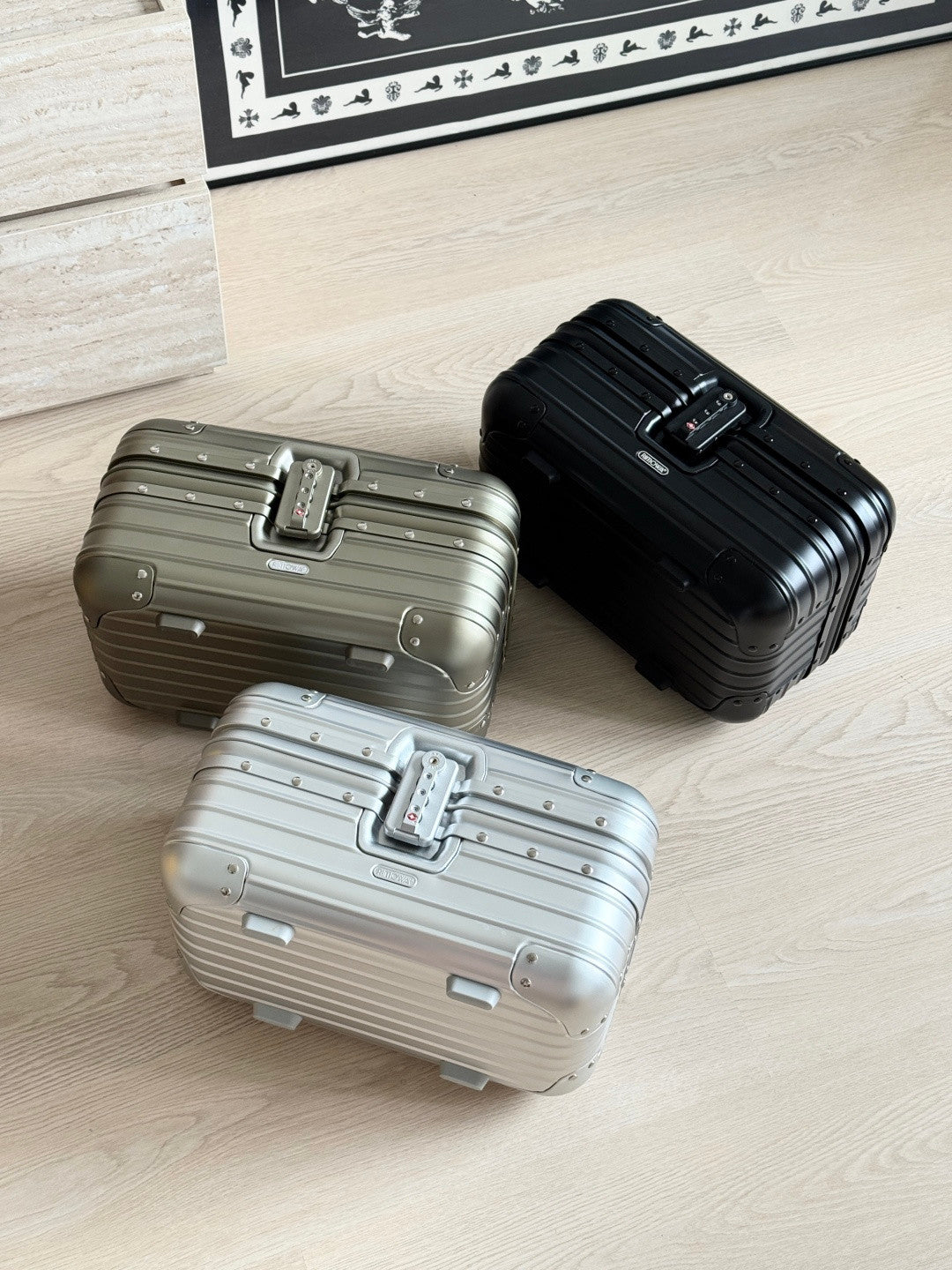 Rimowa Aluminum Travel Vanity Case in Silver Fashionable Leisure Bags with Square Logo Print Adjustable Shoulder Strap Crossbody Bag Handbag Jewelry Storage Box Bags #82955A