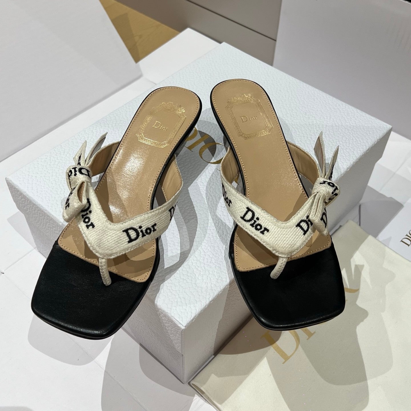 DIOR J Adior Heeled Thong Sandal White Embroidered Cotton and Black Lambskin #385829