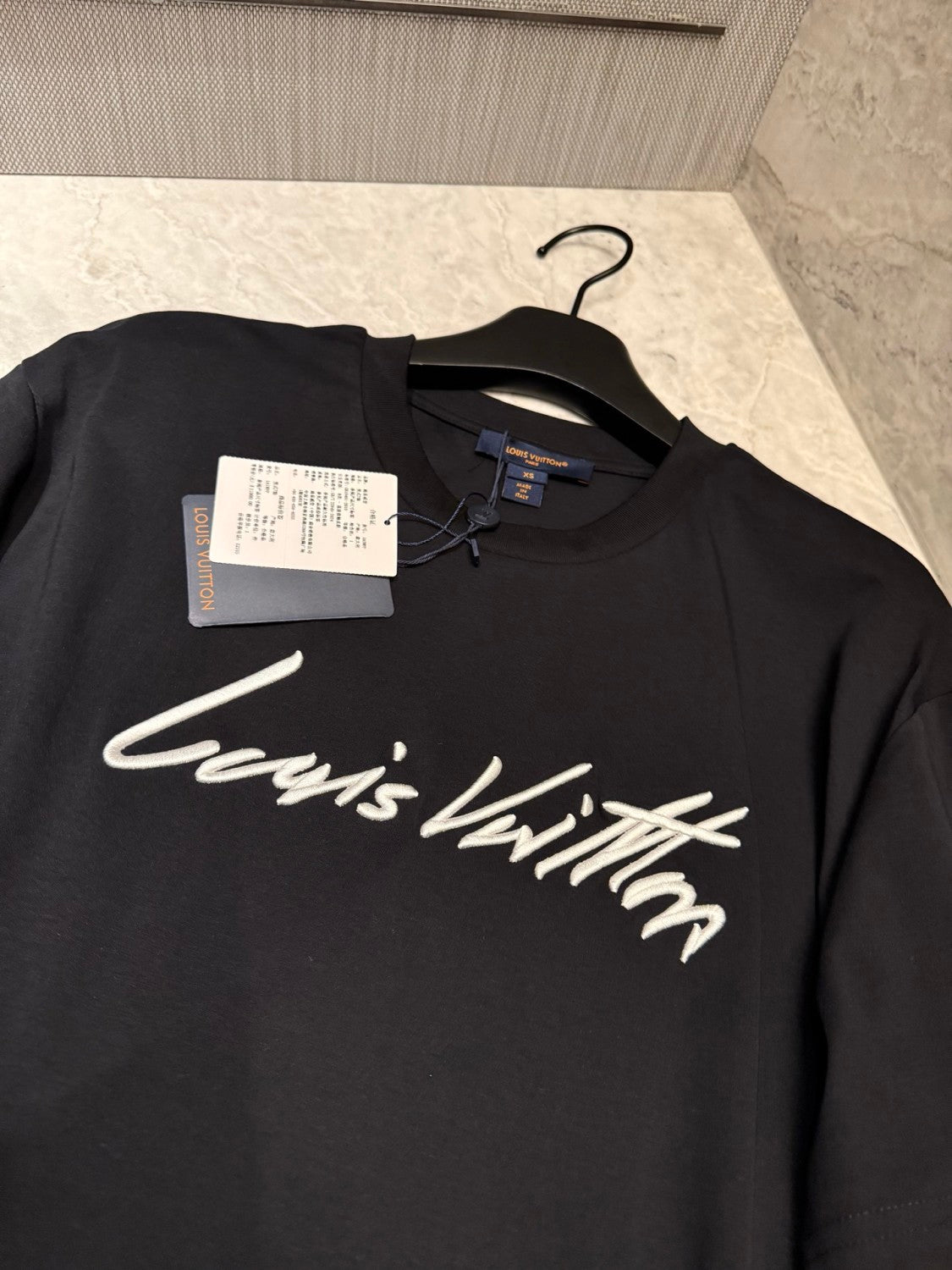 LOUIS VUITTON Women's and Men's Handwritten Logo T-shirt Simple Basic Style Embroidered letters ##332341
