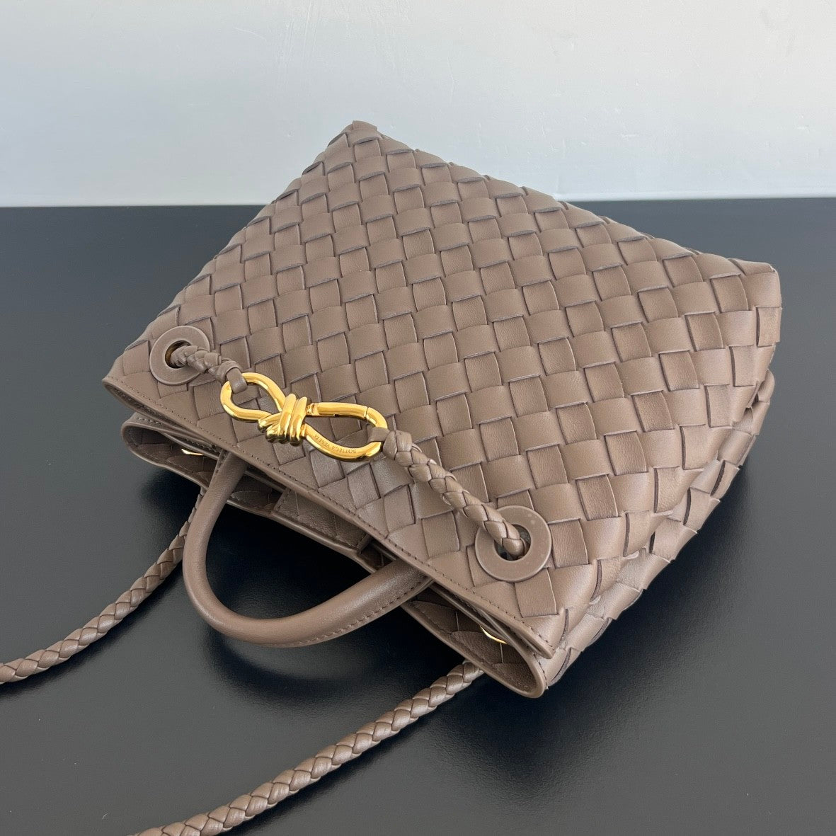 Bottega Veneta Women's Andiamo Collection Handbag Woven Magnetic Clasp Closure Leather Shoulder Crossbody Bag Bags #76212