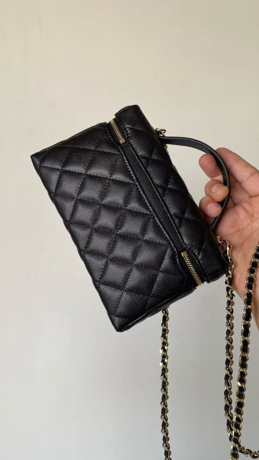 CHANEL 25P Women's Black Heart-Shaped Rhinestone Buckle with Brand Logo. Litchi Leather Shoulder/Crossbody Bag #81935L