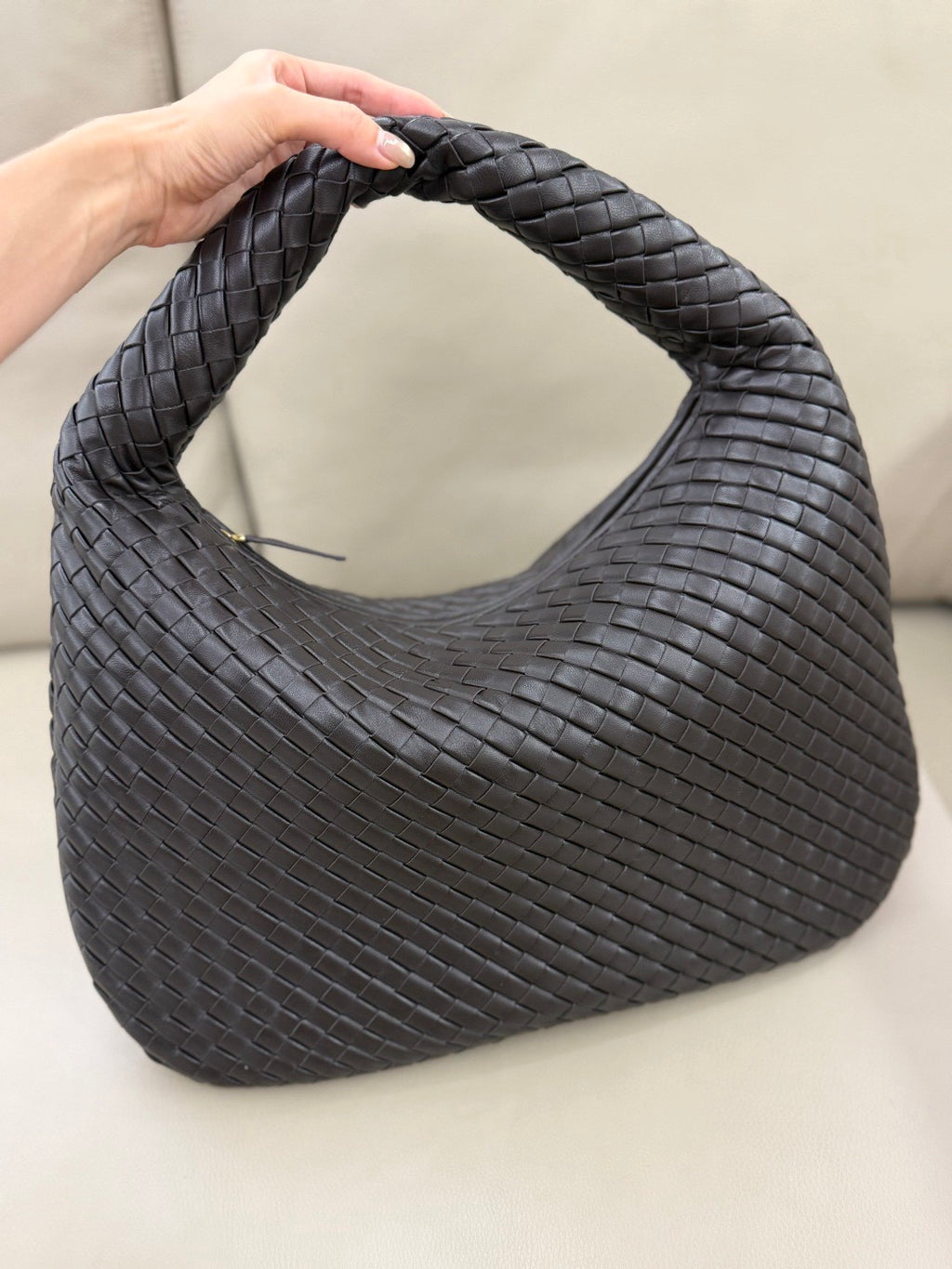 Bottega Veneta Large Maxi Veneta Bag Chocolate Brown Clutch 1.2cm Padded Intrecciato Nappa Lambskin Weave Elegant Fashionable Classic Clutch Handle Height: 18cm 856736V66V02190 #195639