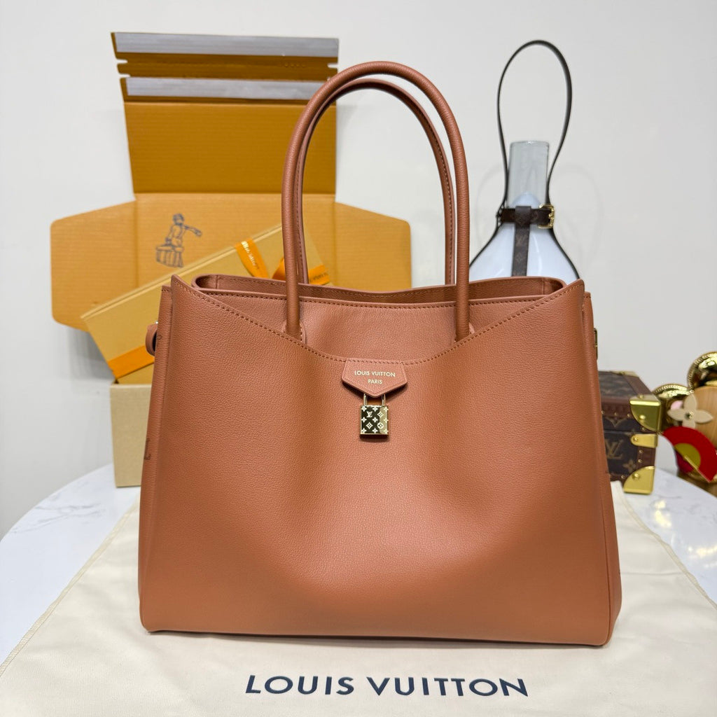 Louis Vuitton Vendôme Medium Handbag Vendome  M26501 Brown M26338 Black Chip Monogram Engraved Padlock Fashionable Modern Clutch Tote Crossbody Bag #195566