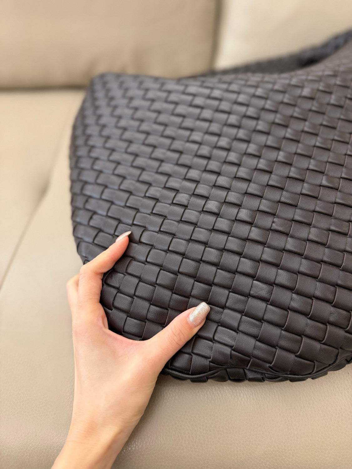 Bottega Veneta Large Maxi Veneta Bag Chocolate Brown Clutch 1.2cm Padded Intrecciato Nappa Lambskin Weave Elegant Fashionable Classic Clutch Handle Height: 18cm 856736V66V02190 #195639