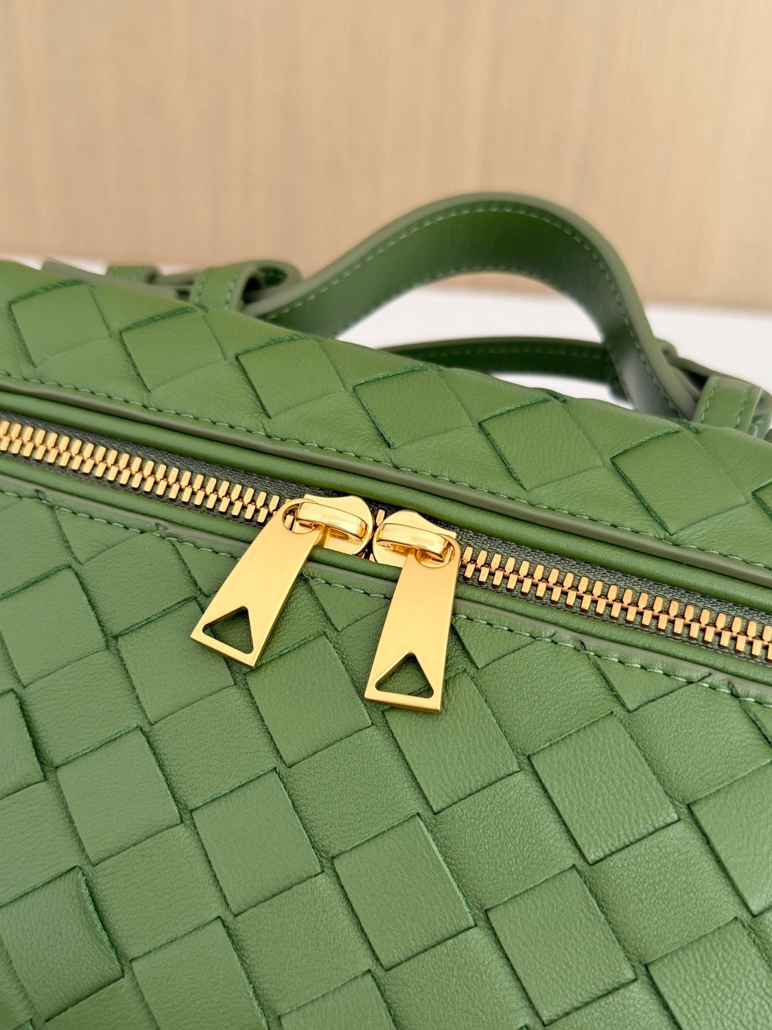 Bottega Veneta Bang Bang Women's Gold Accessories Zipper Closure Solid Color Calfskin Shoulder Crossbody Handbag Bag Bags #76533