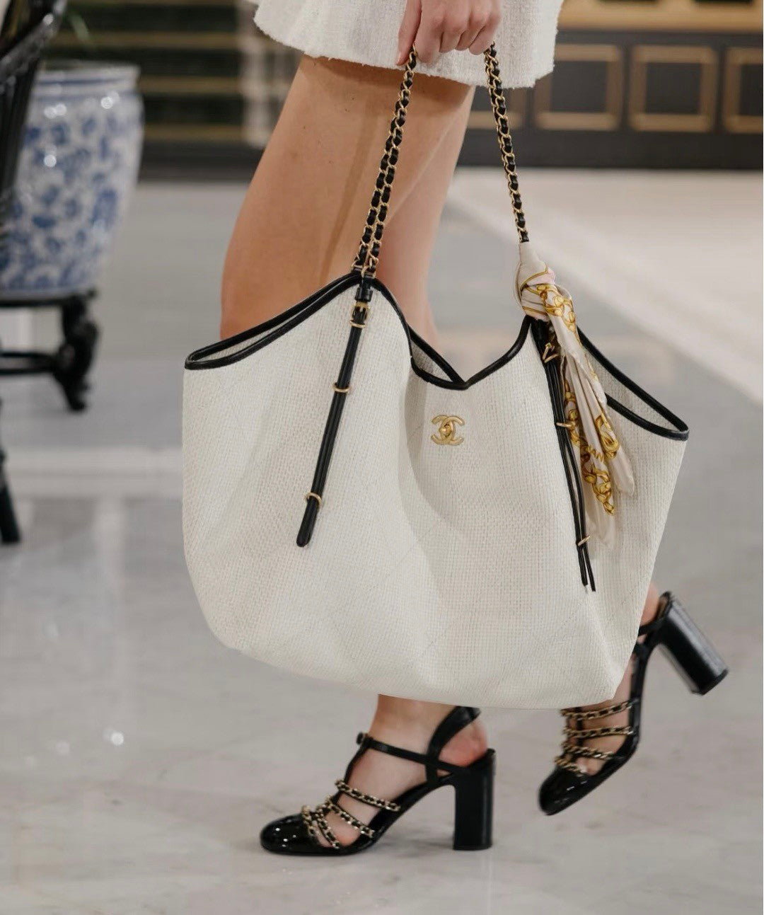 Chanel 26 Early Spring Resort Collection MAXI Tote Bag Gold Metallic Accents Tri-Color Fashion Statement Elegant and Refined Handheld Spacious Tote Bags #194915