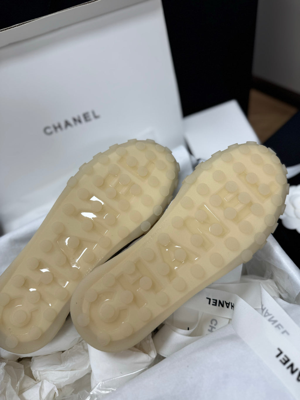Chanel Sneakers Mixed Fibers Suede Calfskin Calfskin #381284