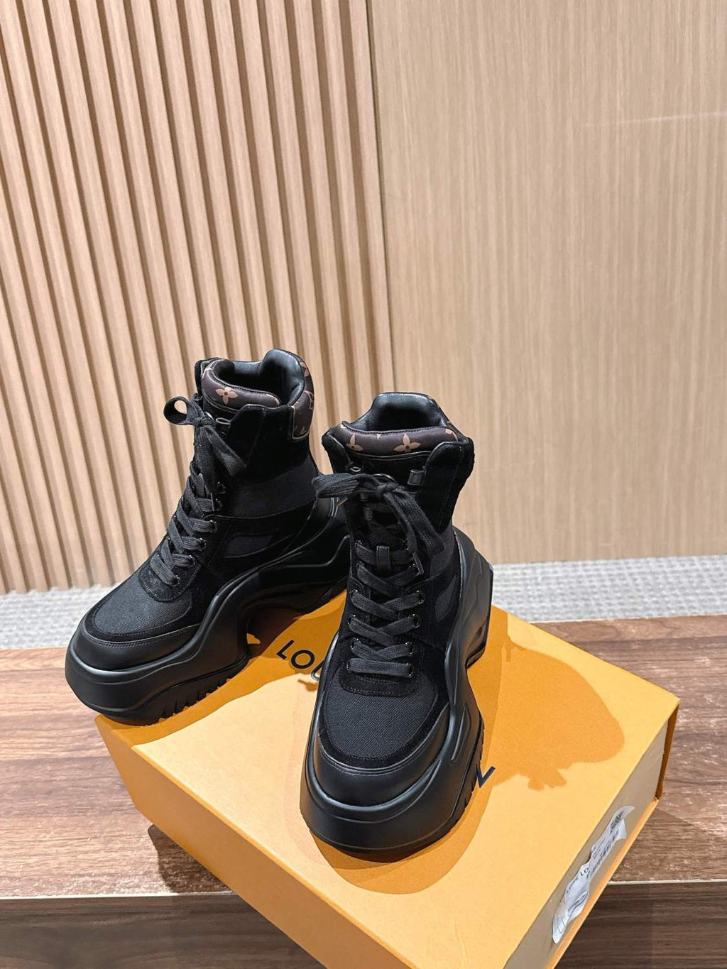 Louis Vuitton Archlight Women's Leather Lace-Up Fashion Ankle Boots Fall/Winter Solid Color Round Toe Chunky Sole Chelsea Boots Casual Shoes with 6cm Heel Height #81734