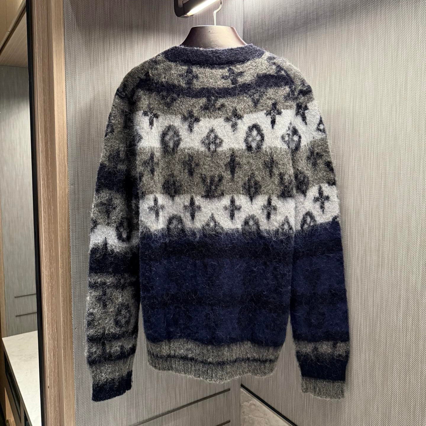 Louis Vuitton MONOGRAM Men's Fall/Winter Fashion Casual V Neck Single Button Classic Print Oversized Sweater Cardigan #79411