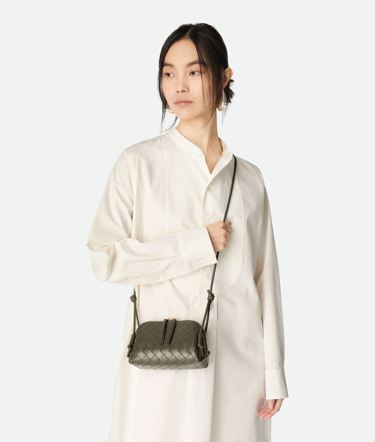 Bottega Veneta Women's Concert Intrecciato Weave Adjustable Tubular Shoulder Strap Sliding Knotted Sheepskin Clutch #332754