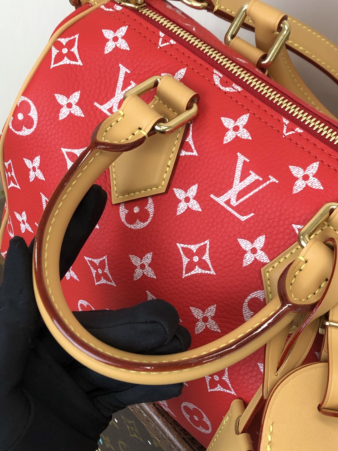Louis Vuitton Women's Fashion Classic Red Logo Zipper Closure Leather Shoulder Bag Handbags In Small Medium And Large Sizes Crossbody Bag Bags #78658