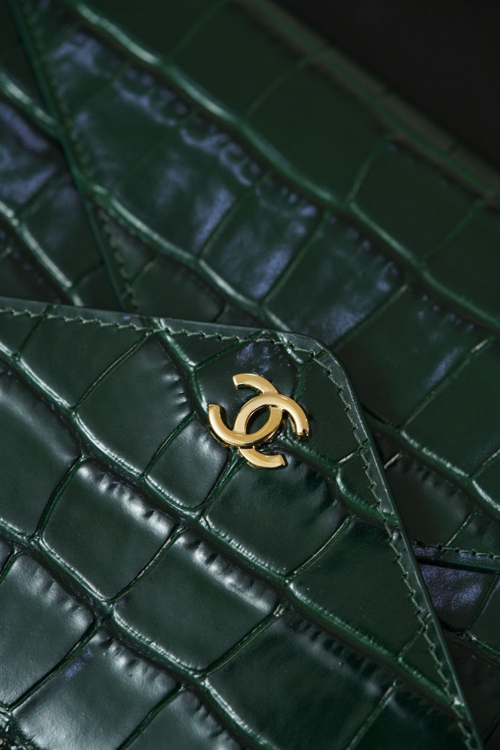 Chanel 26S Crocodile-print Envelope Bag Green Classic Envelope-style Flap Silhouette Matching Leather Shoulder Strap Can Be Worn Crossbody Over The Shoulder Or Carried By Hand Bags Lady #197124