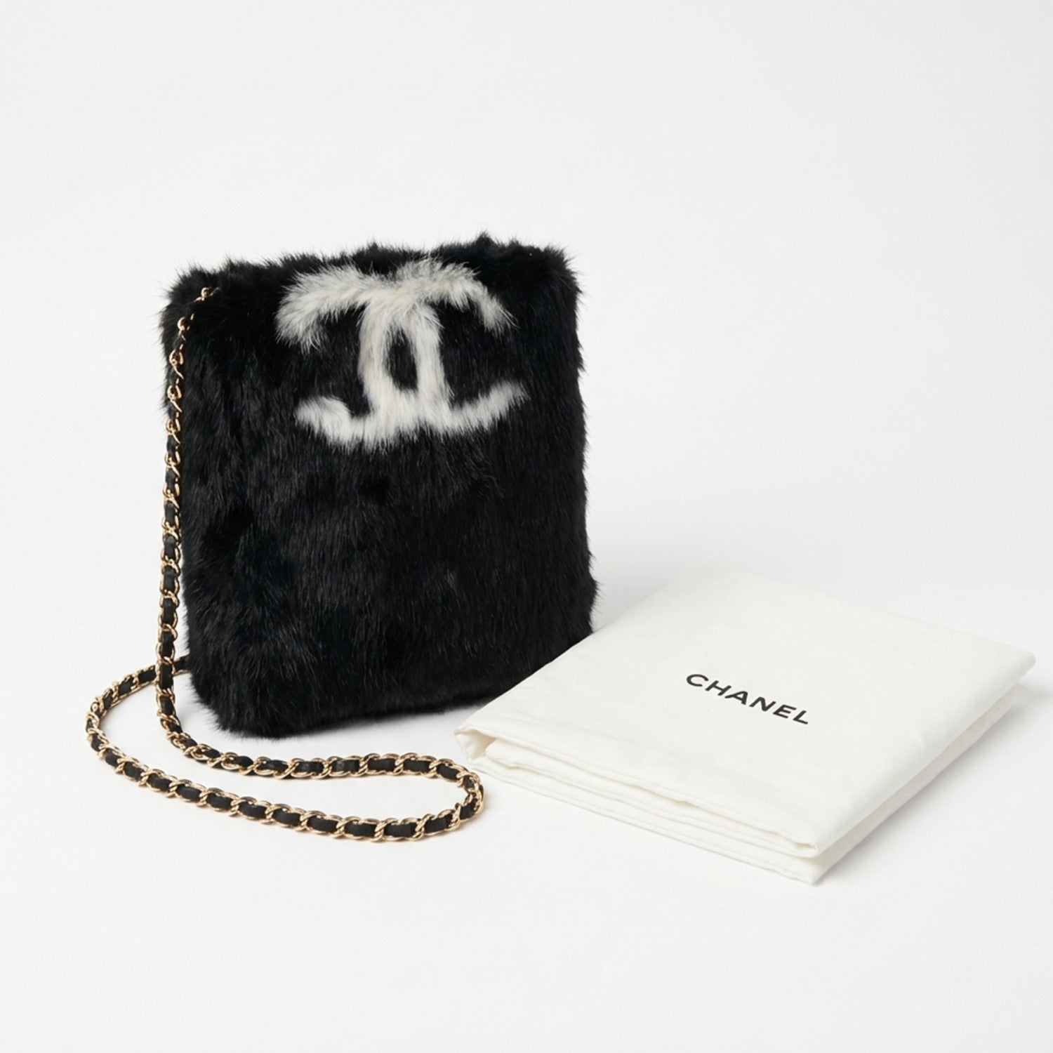 Chanel Autumn/winter Plush Chain Crossbody Bag With Double C Logo Stylish And Trendy Exquisite Handbag In Black And White #192905
