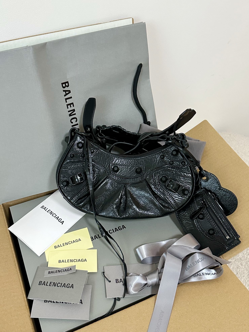 Balenciaga Le Cagole rivet silver buckle fine grain sheep leather half-moon bag crescent bag dumpling bag motorcycle bag armpit bag crossbody bag shoulder bag women's black #332101
