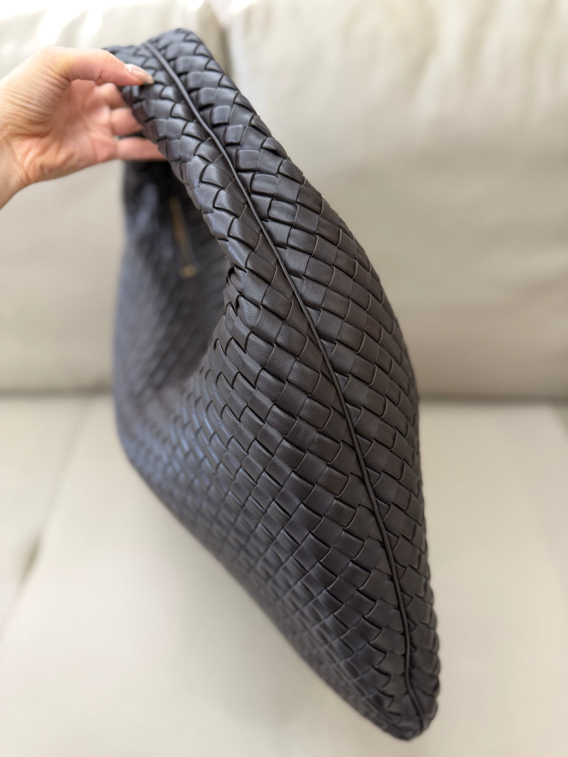 Bottega Veneta Large Maxi Veneta Bag Chocolate Brown Clutch 1.2cm Padded Intrecciato Nappa Lambskin Weave Elegant Fashionable Classic Clutch Handle Height: 18cm 856736V66V02190 #195639