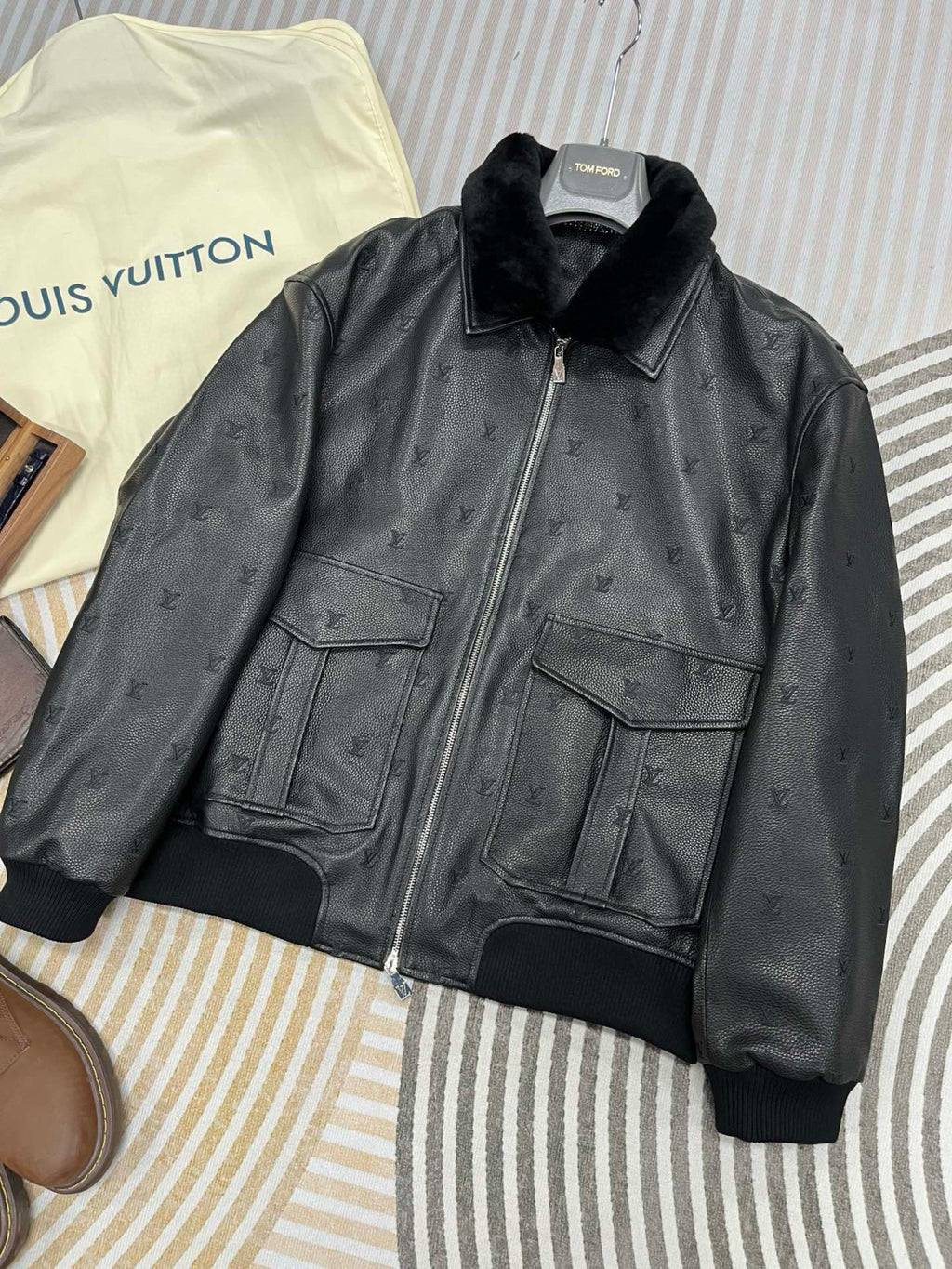 Louis Vuitton Men's Fall/winter Pilot Drawstring Jacket Solid Color Logo Jacquard Hair Collar Colorblocking Leather Jacket Back With Vents #73354