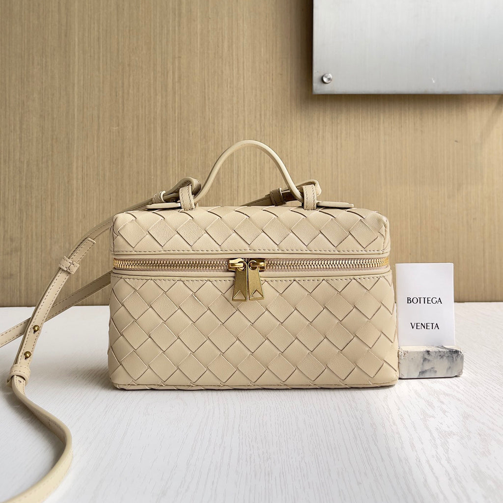 Bottega Veneta Bang Bang Women's Gold Accessories Zipper Closure Solid Color Calfskin Shoulder Crossbody Handbag Bag Bags #76533