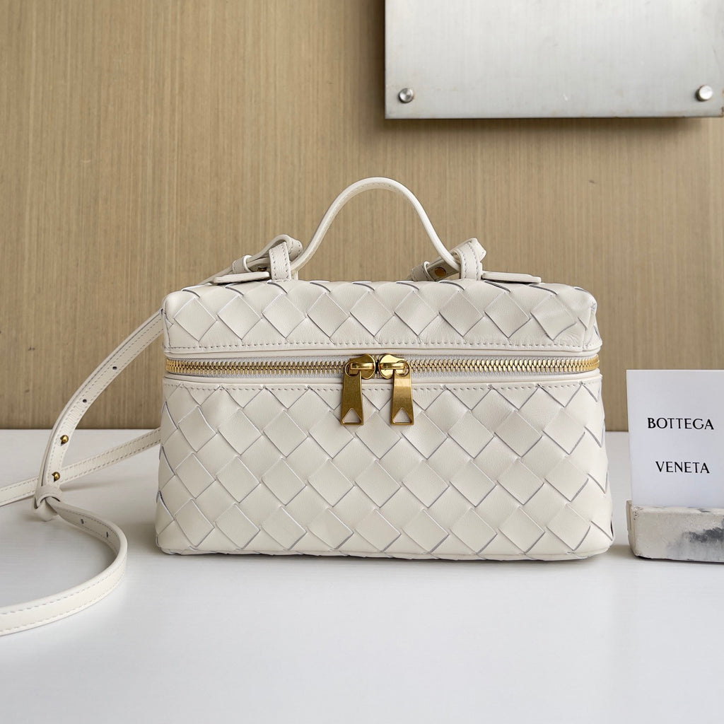 Bottega Veneta Bang Bang Women's Gold Accessories Zipper Closure Solid Color Calfskin Shoulder Crossbody Handbag Bag Bags #76533