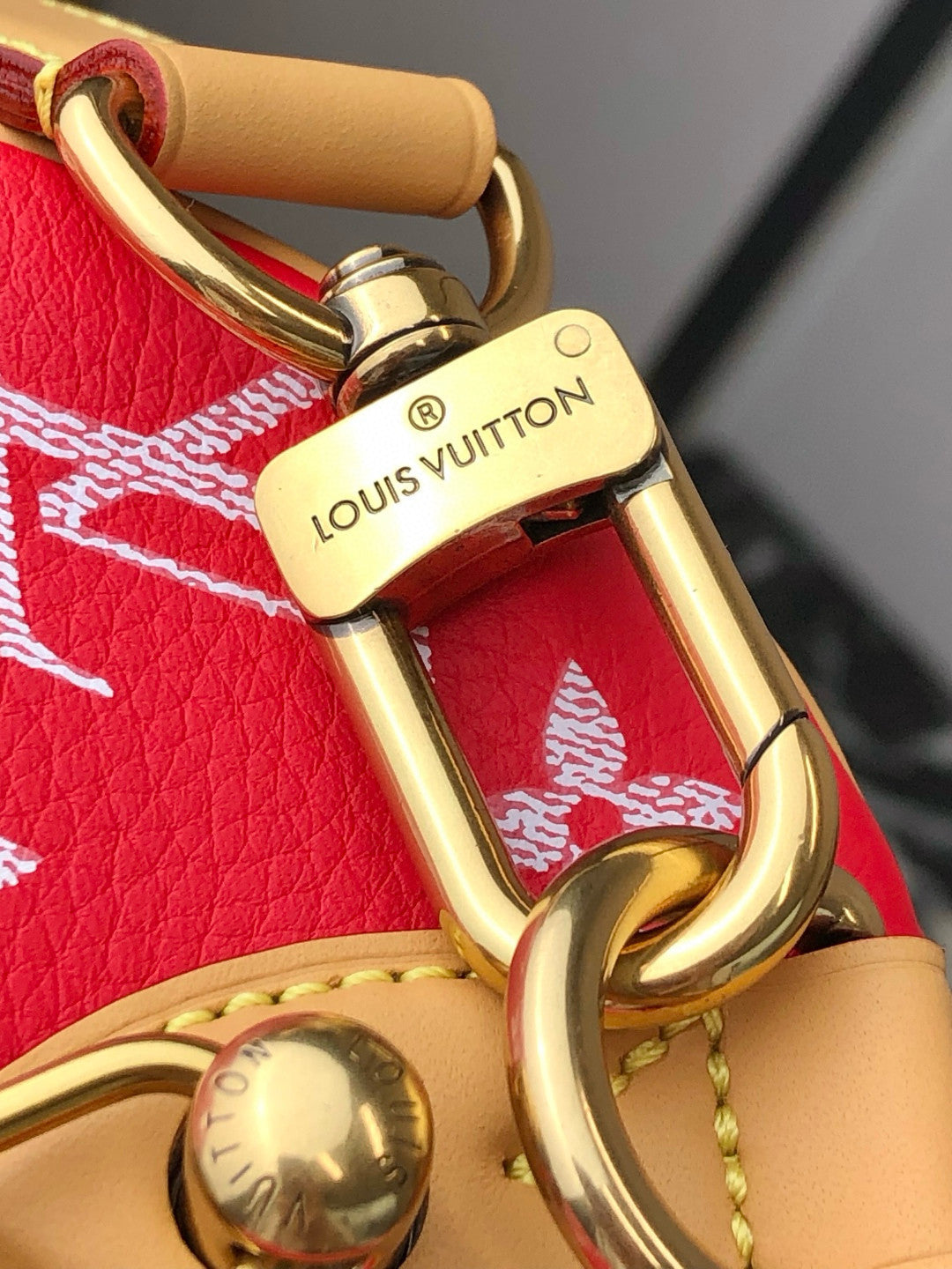 Louis Vuitton Women's Fashion Classic Red Logo Zipper Closure Leather Shoulder Bag Handbags In Small Medium And Large Sizes Crossbody Bag Bags #78658