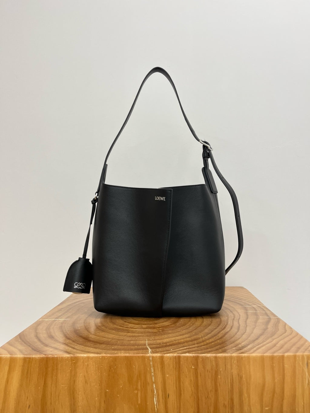 Loewe Medium Large Smooth Calfskin Bilbao Bucket Bag Stylish Minimalist Geometric Design Handbag And Crossbody Bags AWRAWRPX01 #197467
