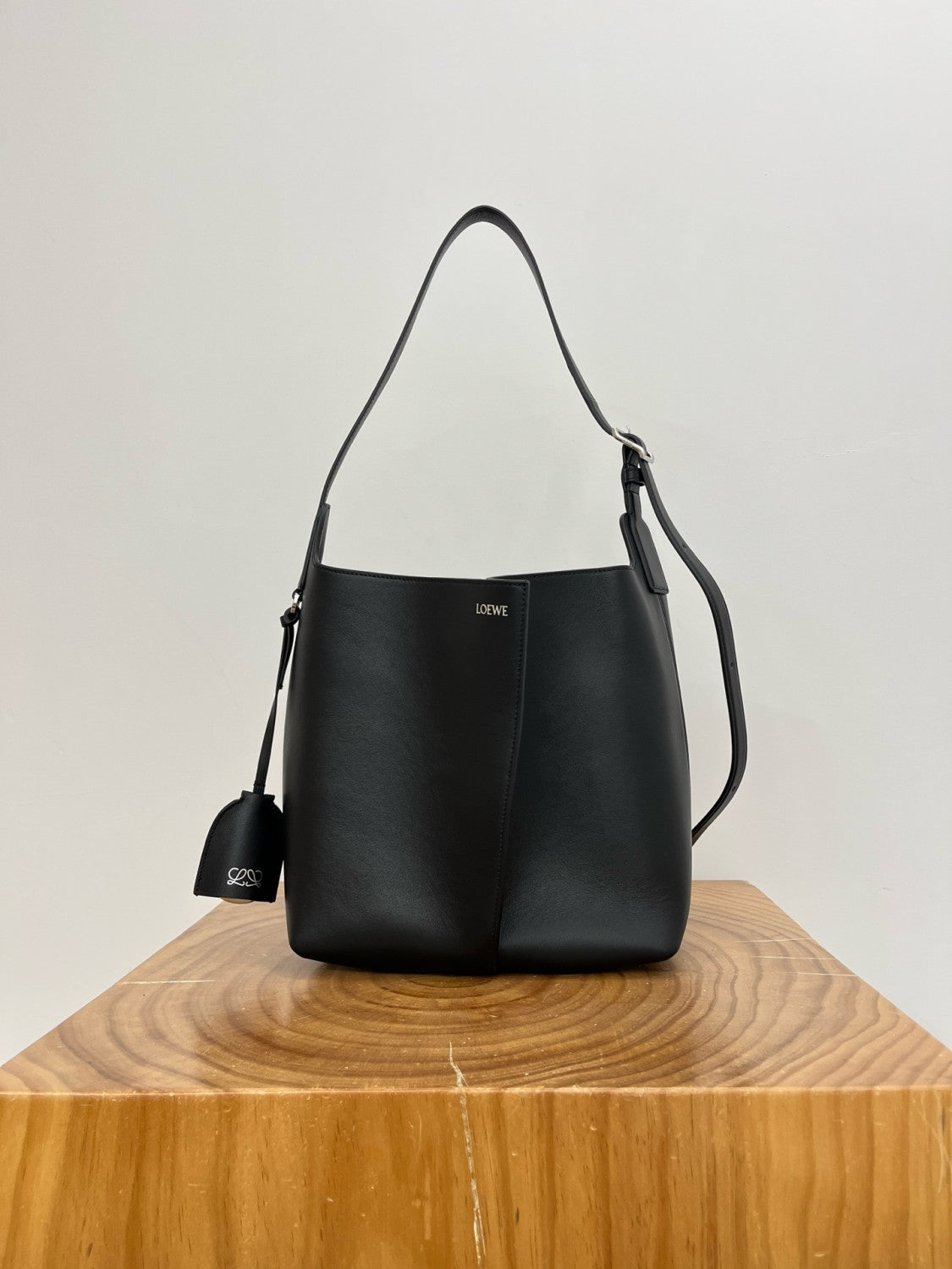 Loewe Medium Large Smooth Calfskin Bilbao Bucket Bag Stylish Minimalist Geometric Design Handbag And Crossbody Bags AWRAWRPX01 #197467