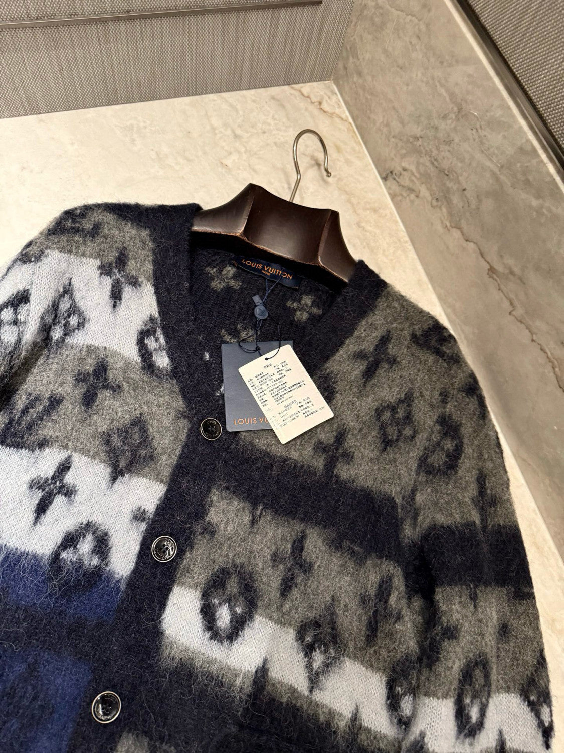 Louis Vuitton MONOGRAM Men's Fall/Winter Fashion Casual V Neck Single Button Classic Print Oversized Sweater Cardigan #79411