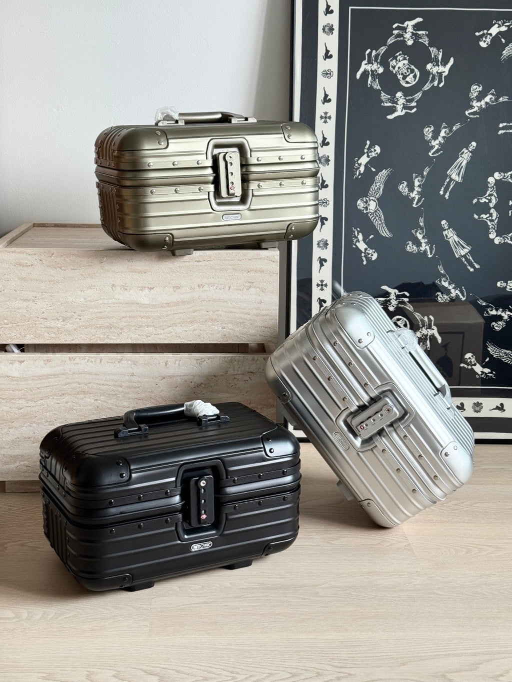 Rimowa Aluminum Travel Vanity Case in Silver Fashionable Leisure Bags with Square Logo Print Adjustable Shoulder Strap Crossbody Bag Handbag Jewelry Storage Box Bags #82955A