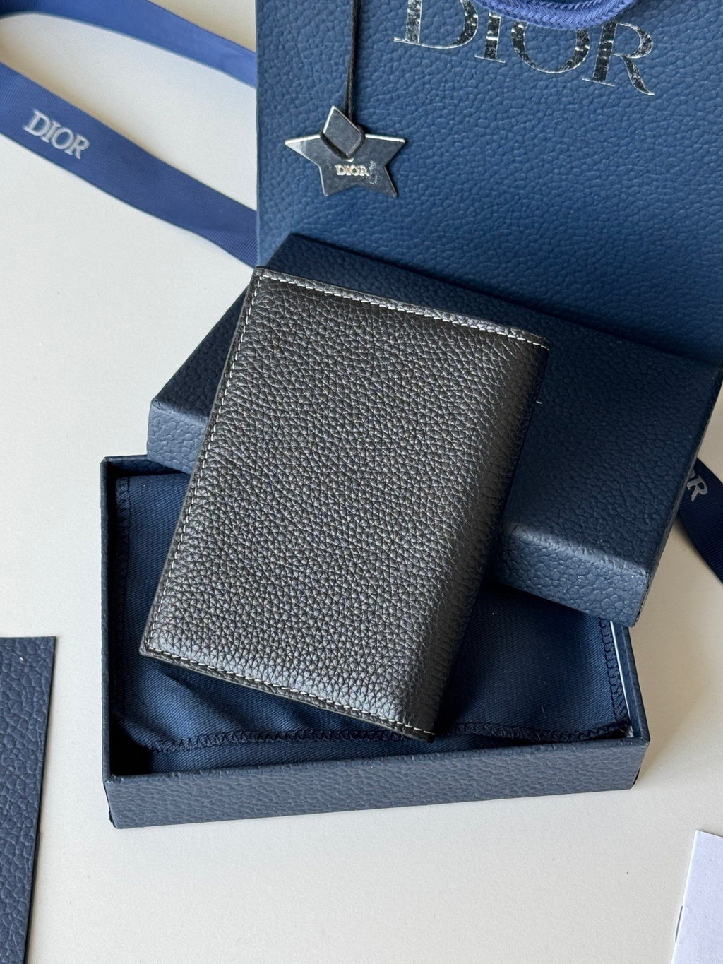 Dior Men's CD lcon Vertical Bifold Card Holder Passport Holder Casual Logo Solid Color Canvas Leather Saddle Passport Cover Wallet Purse Bags Bag 2ADCH169YKK-H00N #81355