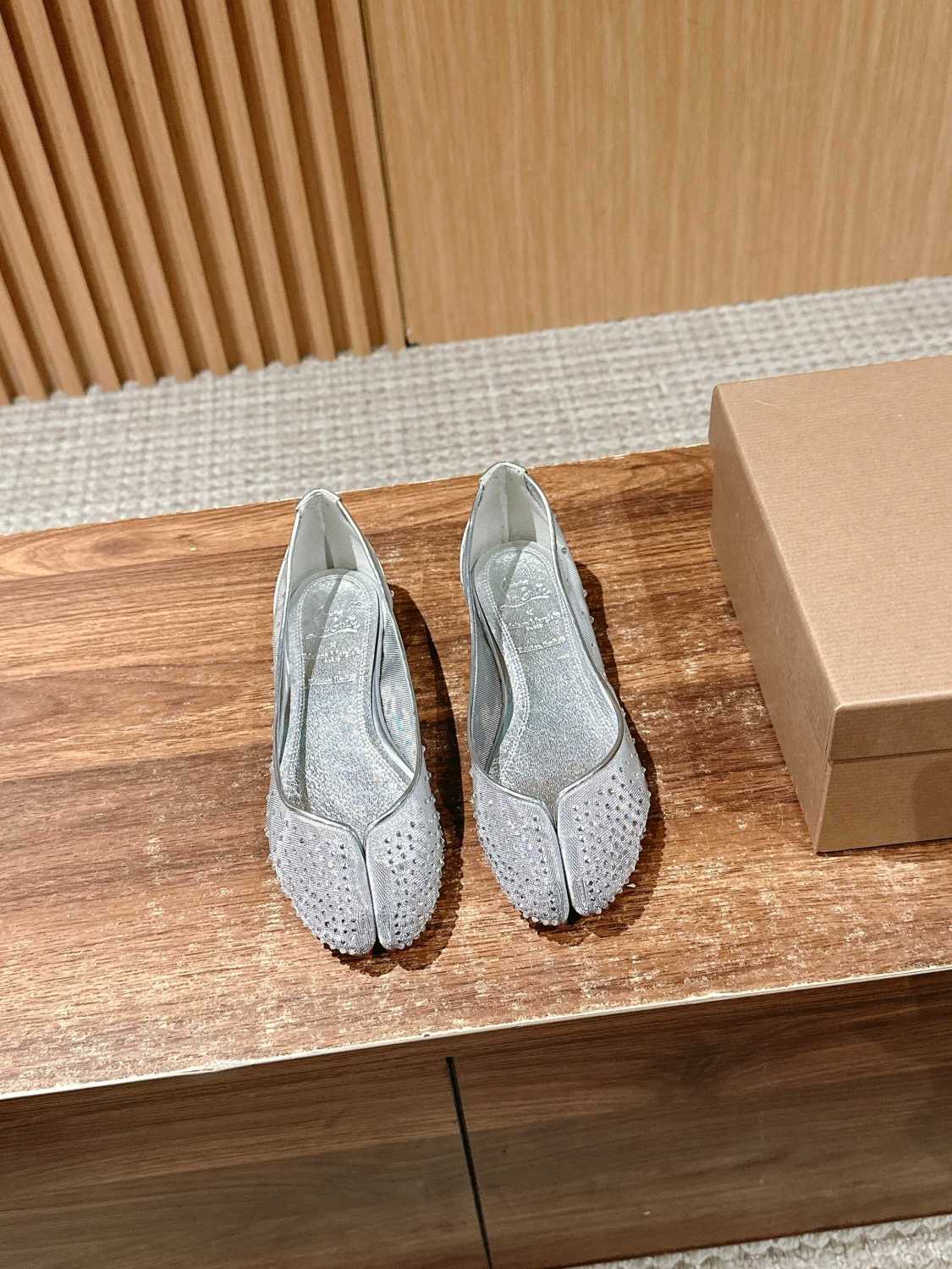 Christian Louboutin X Maison Margiela Women's Spring And Summer Mesh Drill Split-toe Flat Shoes Temperament Luxury Red Bottom Within The High Single Shoes Ngvp #1598