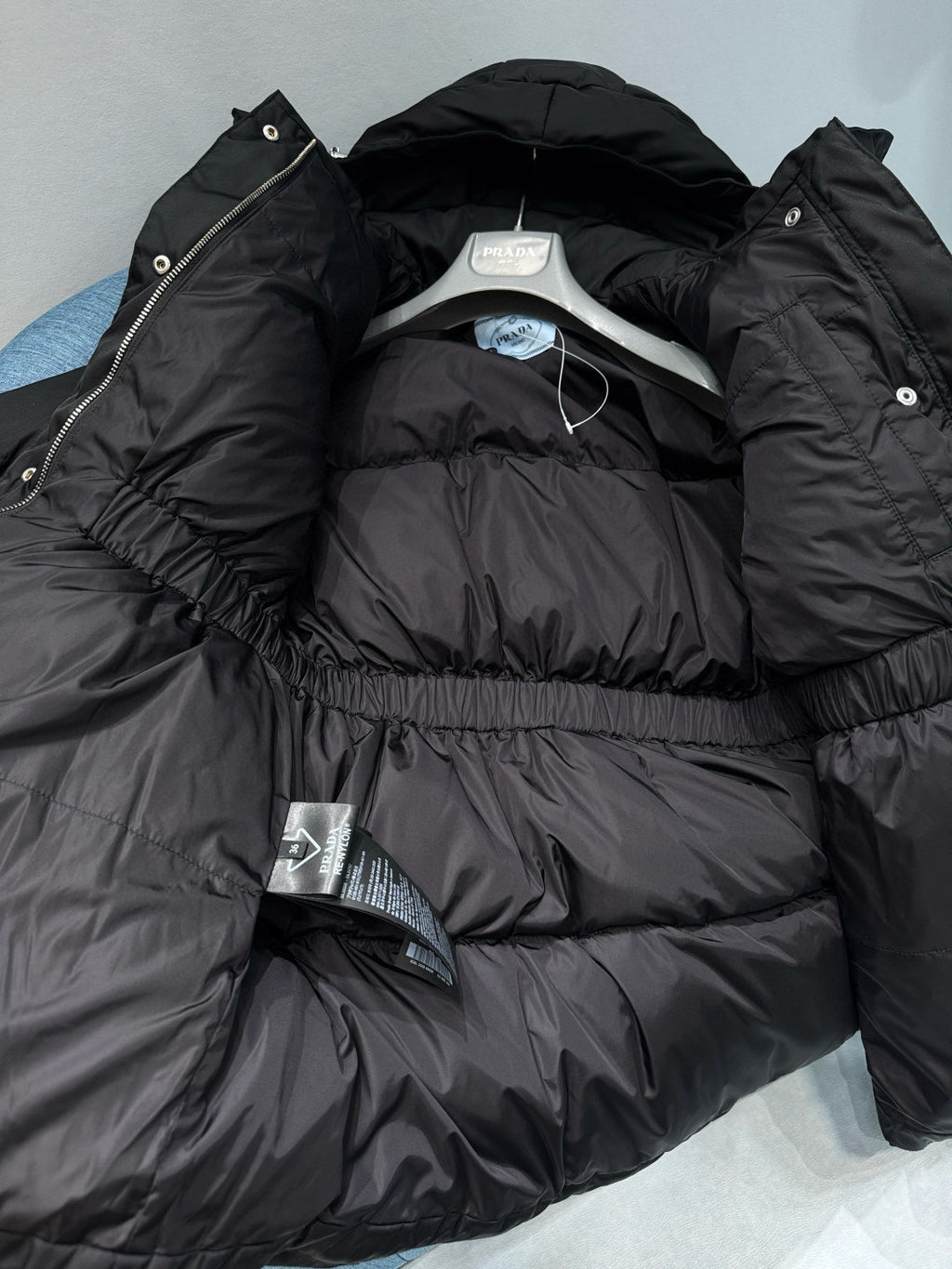 Prada Women's Autumn/Winter Single-Breasted Nylon Belt Long-Sleeved Solid Color Hooded Puffer Down Jacket Ngvp #81482