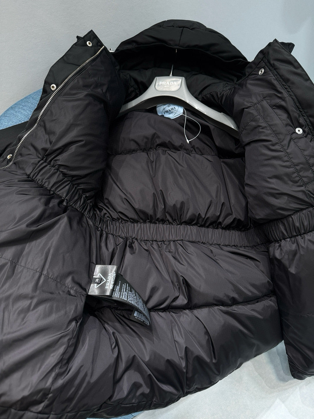 Prada Women's Autumn/Winter Single-Breasted Nylon Belt Long-Sleeved Solid Color Hooded Puffer Down Jacket Ngvp #81482