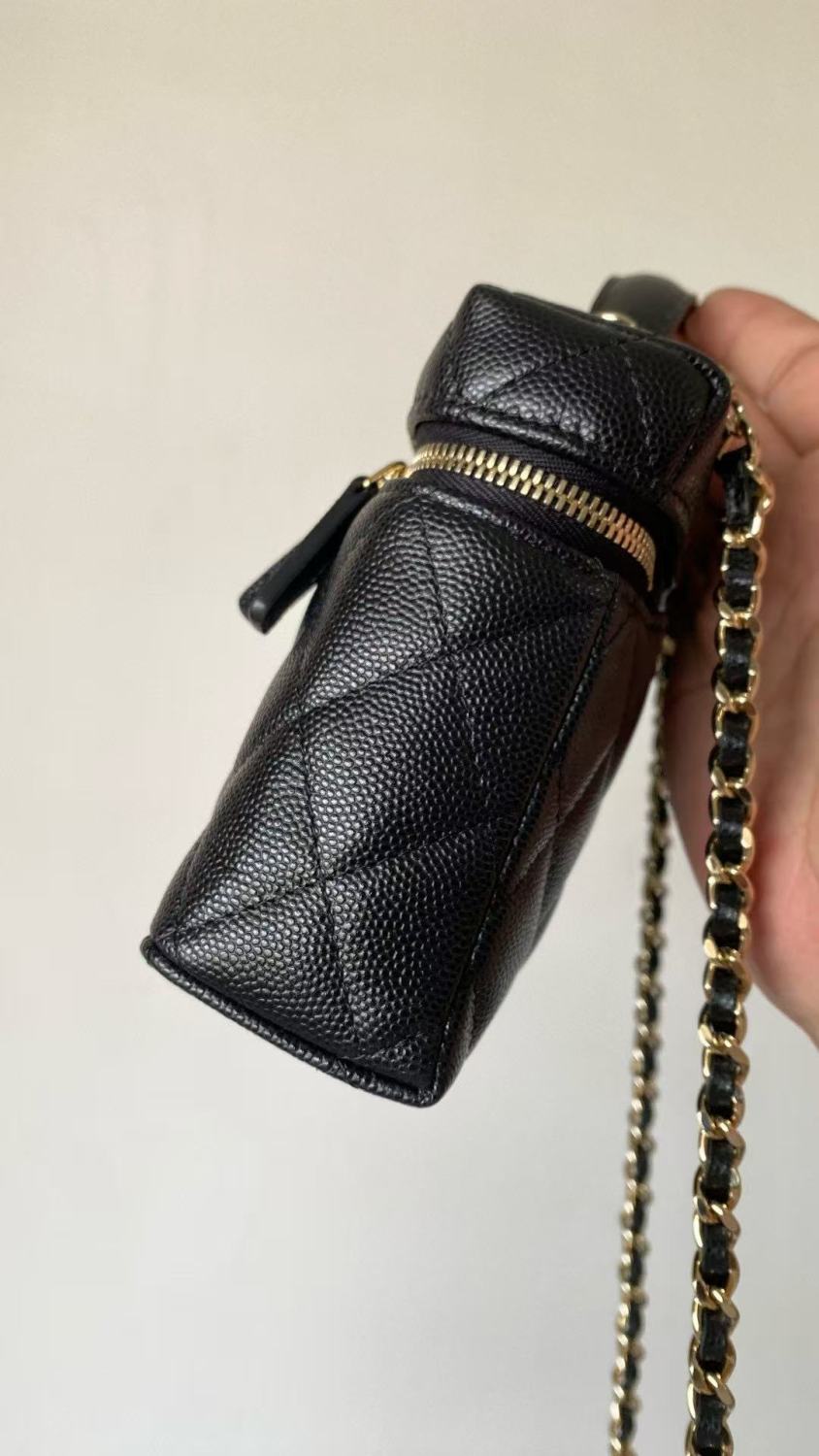 CHANEL 25P Women's Black Heart-Shaped Rhinestone Buckle with Brand Logo. Litchi Leather Shoulder/Crossbody Bag #81935L
