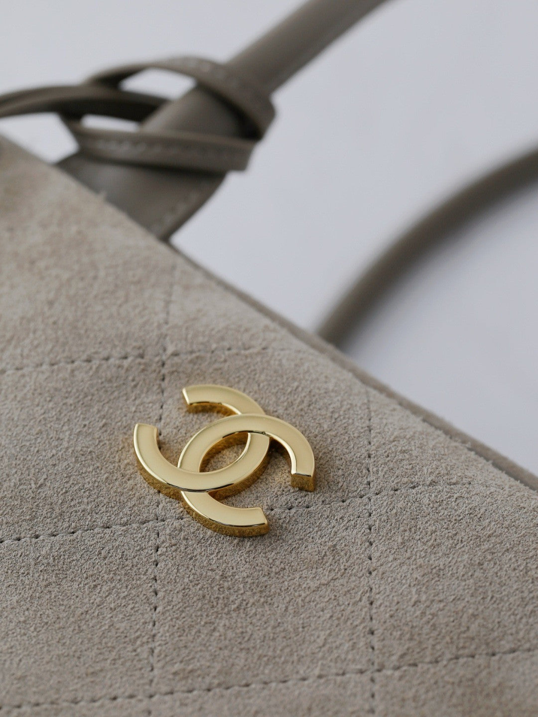 Chanel 𝟐𝟔𝐒 Vintage Suede Bowling Bag Classic Diamond-quilted Design With Metallic Double C Logo Large Capacity Tote Bag Bags #197473