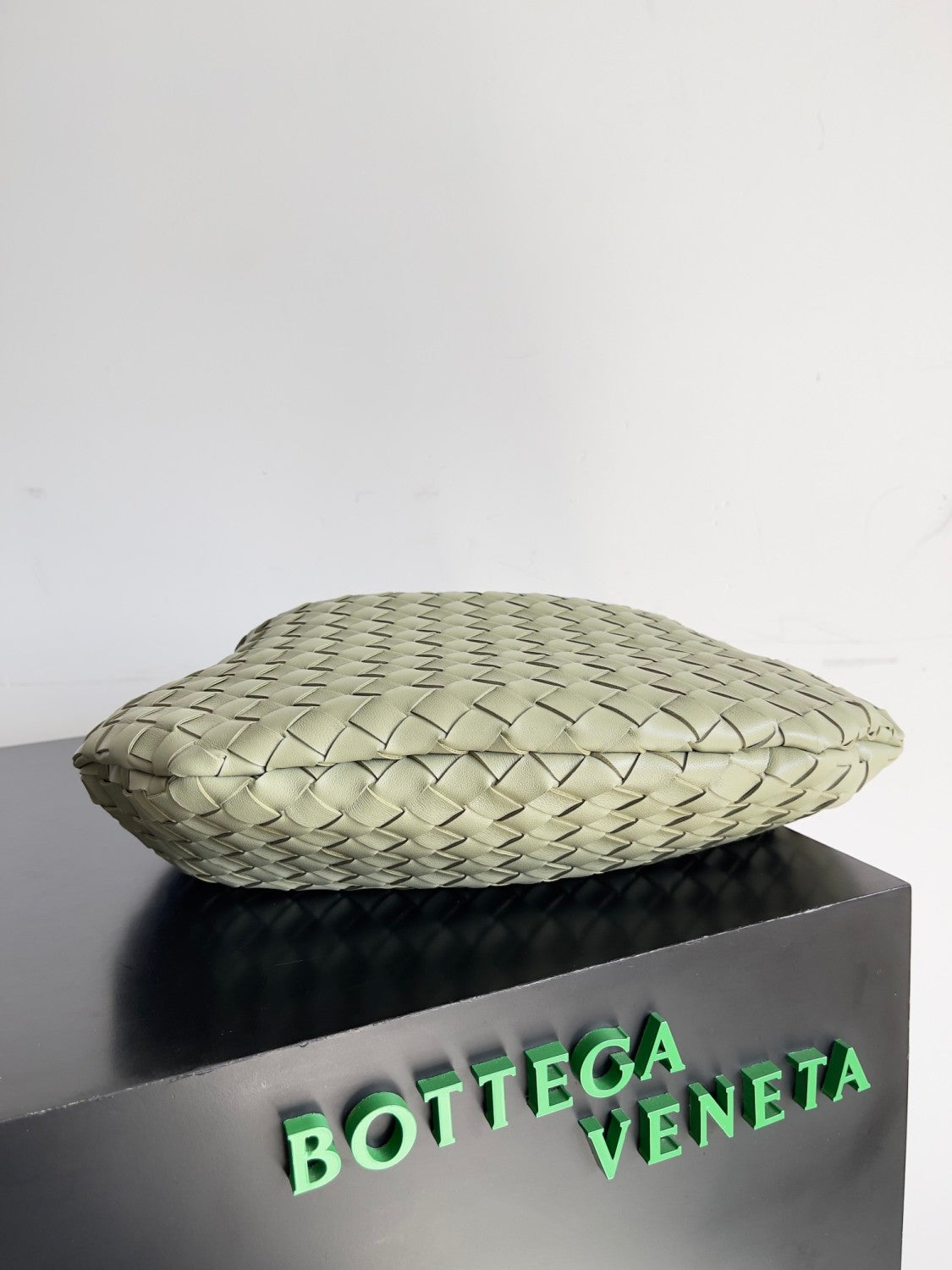 Bottega Veneta Women's Solid Color Woven Magnetic Clasp Closure Sheepskin Half Moon Bag Casual Sardine Tote Bags #75432