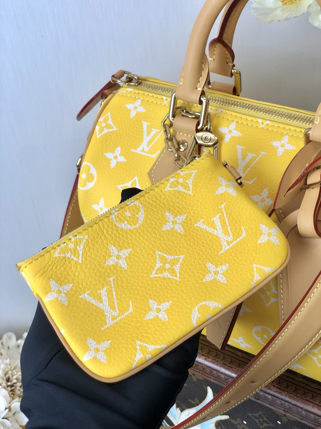 Louis Vuitton Women's Fashion Classic Yellow Logo Zipper Closure Leather Shoulder Bag Handbags In Small Medium And Large Sizes Crossbody Bag Bags #78662
