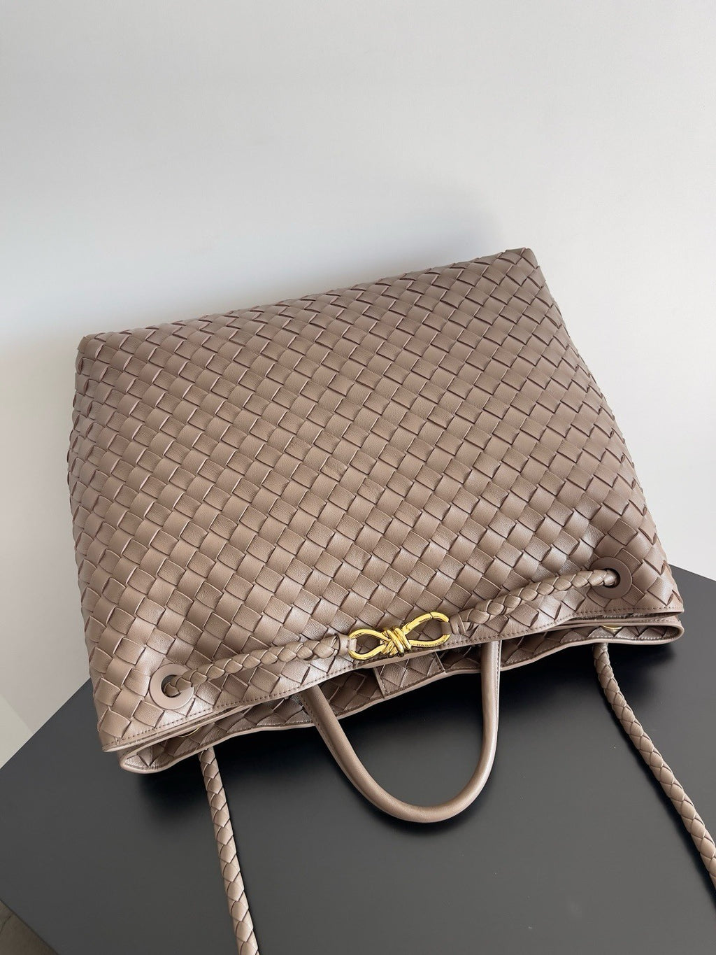 Bottega Veneta Large Andiamo Women's Woven Solid Color Magnetic Clasp Closure Sheepskin Tote Bag Bags #76912