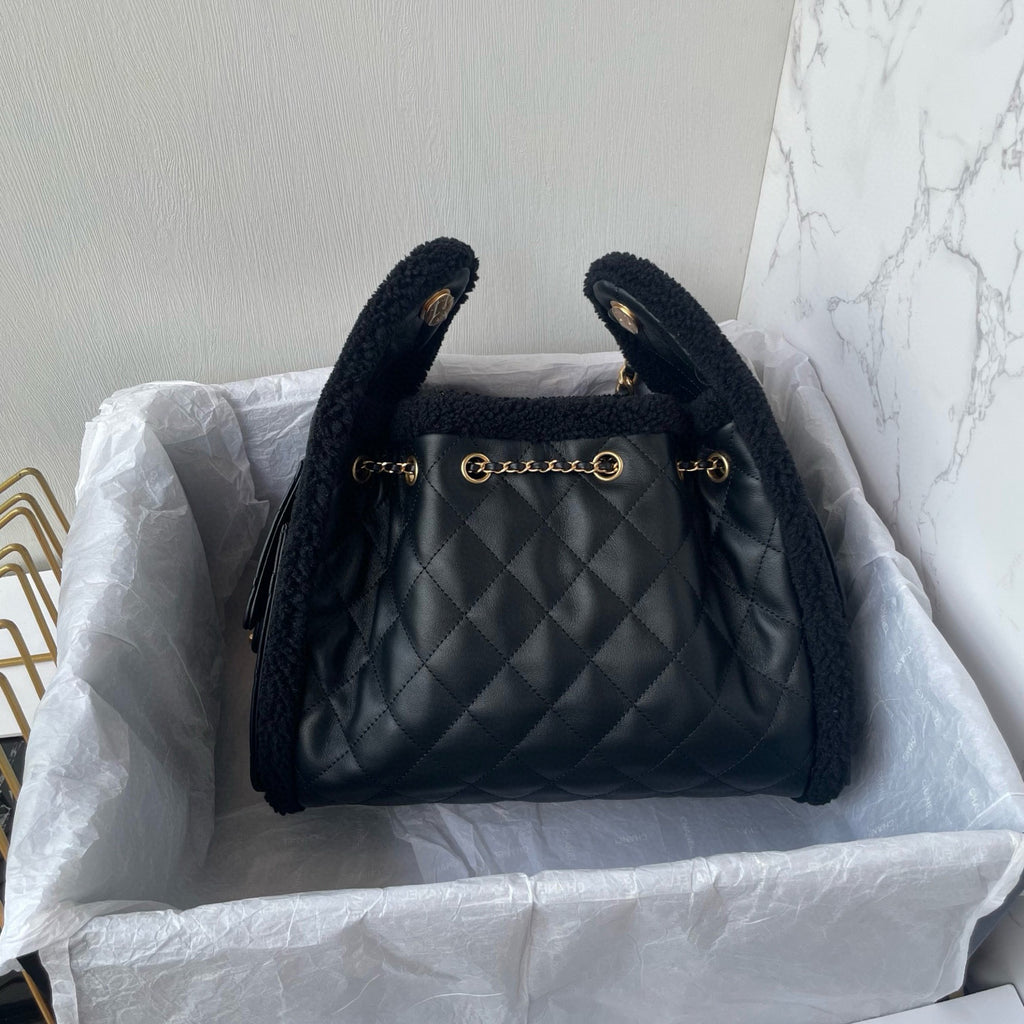 Chanel 25C Fall/Winter Catwalk Series Brand Logo Sheepskin Tote White Black Lattice Pattern Leather Through Chain Canvas Crossbody Shoulder Bag
