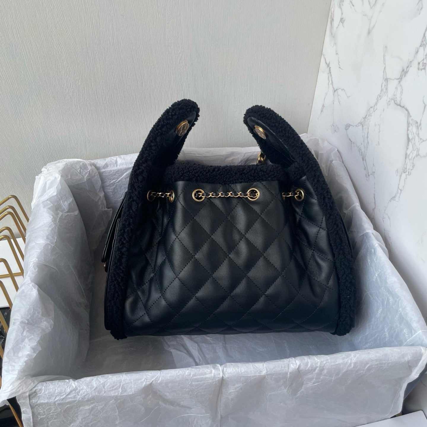 Chanel 25C Fall/Winter Catwalk Series Brand Logo Sheepskin Tote White Black Lattice Pattern Leather Through Chain Canvas Crossbody Shoulder Bag