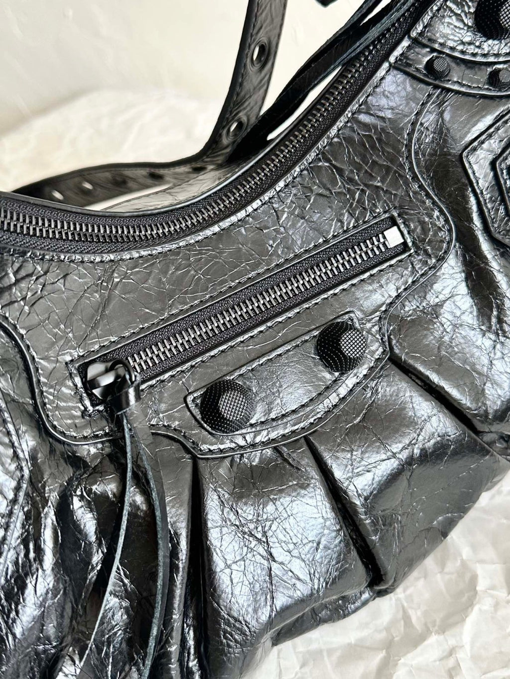 Balenciaga Le Cagole rivet silver buckle fine grain sheep leather half-moon bag crescent bag dumpling bag motorcycle bag armpit bag crossbody bag shoulder bag women's black #332101